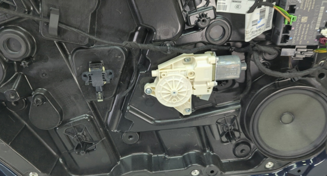 Привід ліфта передній A2469065100 MERCEDES
