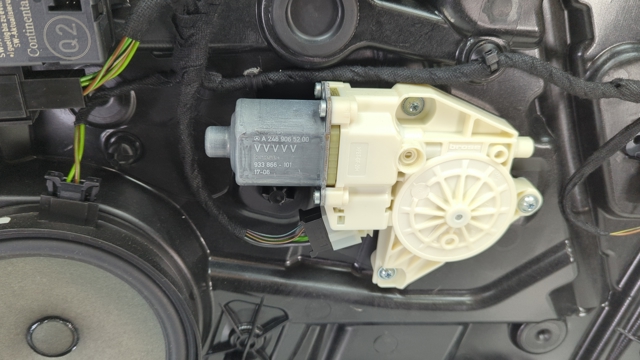 Двигун склопідіймача двері передньої, правої A2469065200 MERCEDES