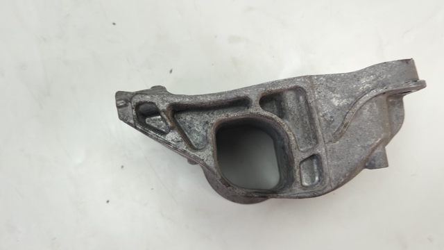 Подушка (опора) двигуна, права задня A2702230138 MERCEDES