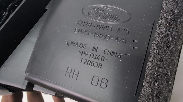 Решітка вентиляції салону на "торпедо", права EM2Z19893BG FORD