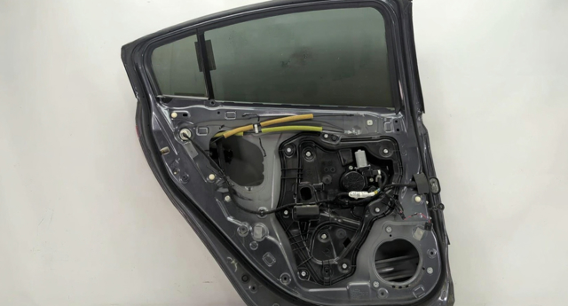 Ущільнювач двері задньої лівої (на двері) GHK173760B MAZDA