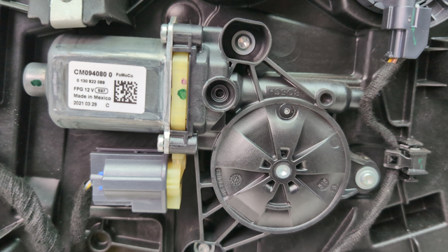 Двигун склопідіймача двері передньої, правої LJ6Z9923394A FORD