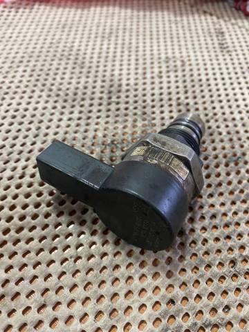 Регулятор тиску палива 0281002738 BOSCH