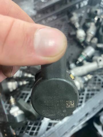 Регулятор тиску палива в паливній рейці 0281002753 BOSCH