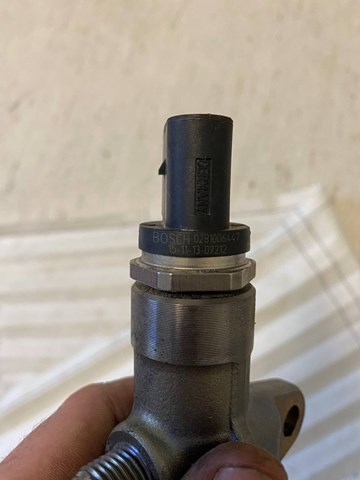 Датчик тиску палива 0281006447 BMW