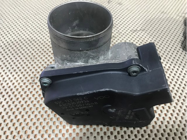 Дросільна заслінка в зборі 03C133062C VAG