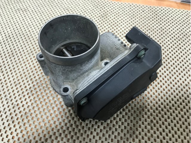 Дросільна заслінка в зборі 03C133062S VAG