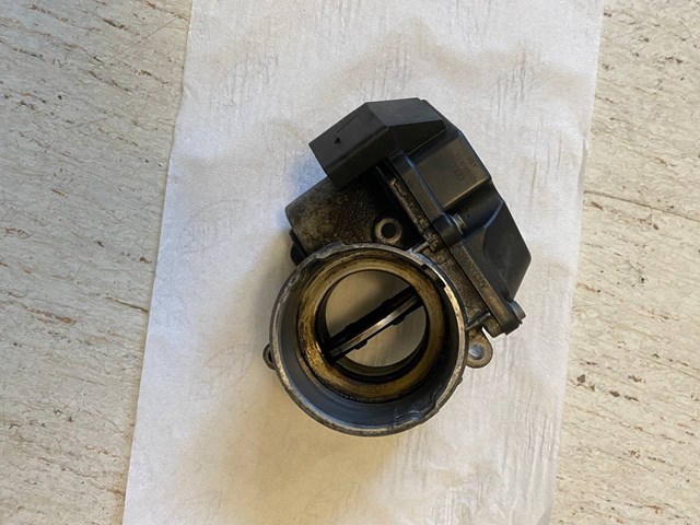 Дросільна заслінка в зборі 03G128063G VAG