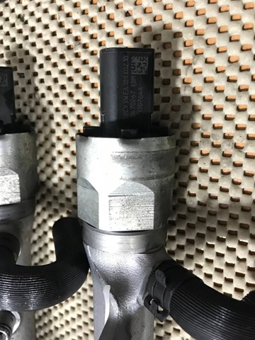Регулятор тиску палива 03L130764A VAG