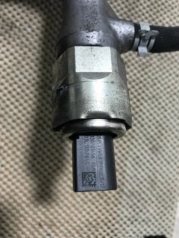 Регулятор тиску палива 03L130764C VAG