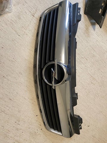 Захисна решітка радіатора 13136136 OPEL