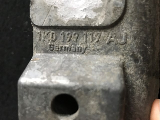 Кронштейн подушки (опори) двигуна, лівої 1K0199117AJ VAG