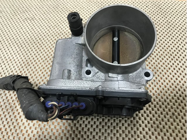 Блок дросельної заслінки 2203031020 TOYOTA