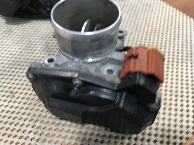 Дросільна заслінка в зборі 351002F100 HYUNDAI