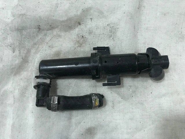 Форсунка омивача фари передньої, правої 8P0955102B VAG