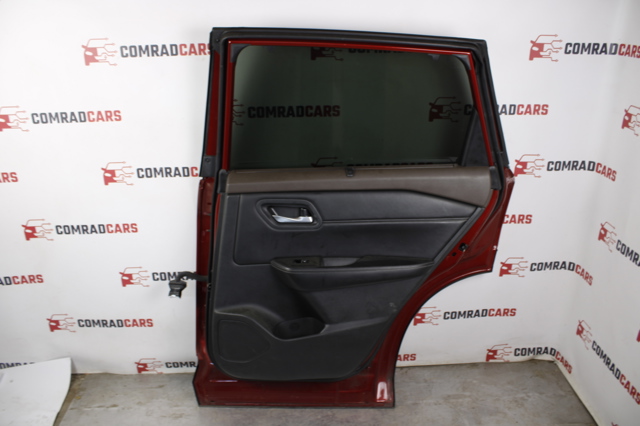 Двері пасажирські задні праві 821006RR0B NISSAN