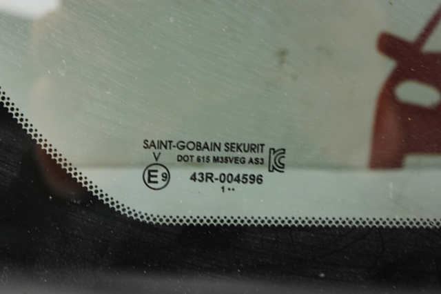 Скло багажного відсіку, ліве 833015NA0A NISSAN