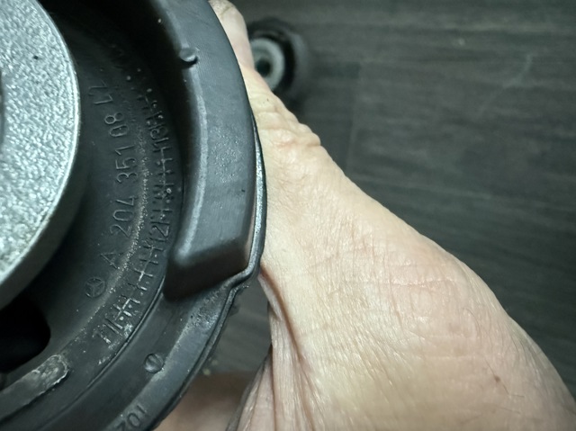 Сайлентблок підрамника задній A2043510842 MERCEDES