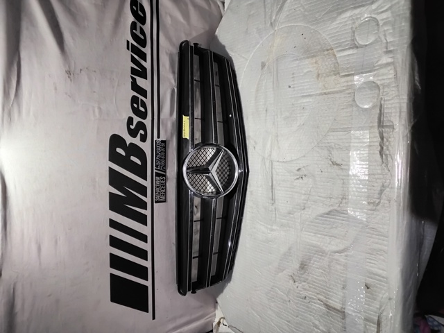 Решітка радіатора Mercedes C