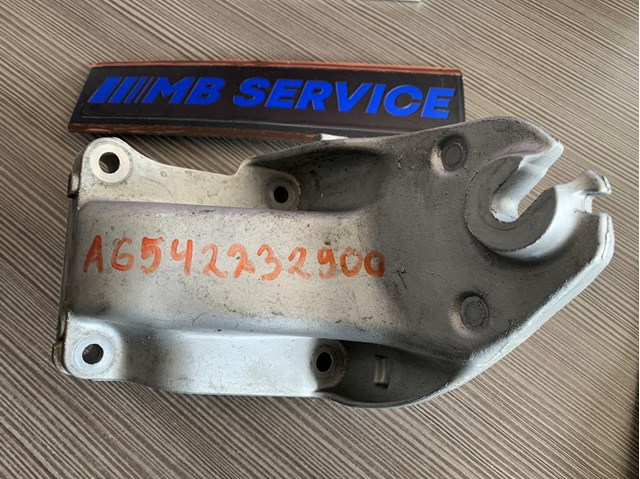 Кронштейн подушки (опори) двигуна, лівої A6542232900 MERCEDES