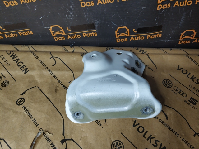 Кронштейн кріплення крила переднього правого, передній 6V0821142 VAG