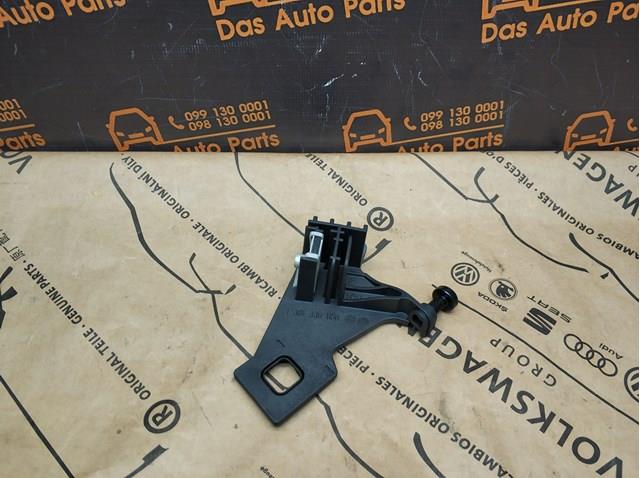 Кронштейн-адаптер кріплення фари передньої, правої 8T0998122B VAG