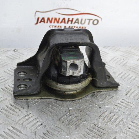 Подушка (опора) двигуна, права передня 11210BV000 NISSAN