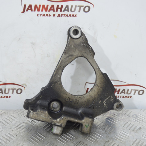 Кронштейн подушки (опори) двигуна, правої 112318H800 NISSAN