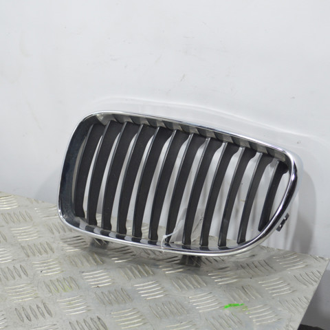 Решітка радіатора ліва 51137166439 BMW