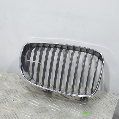 Решітка радіатора права 51137166440 BMW