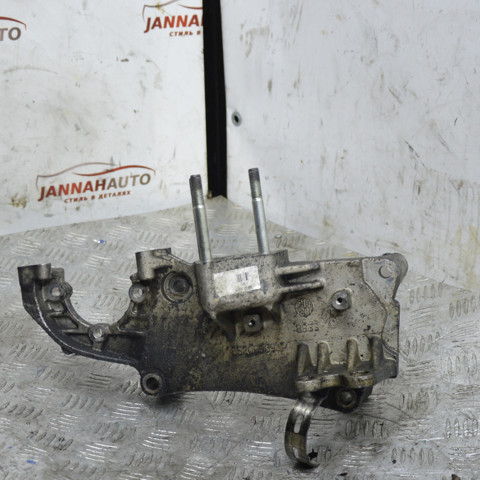 Кронштейн подушки (опори) двигуна, правої 55208369 PEUGEOT