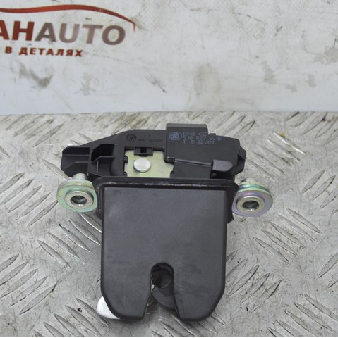 Замок і ручка дверей задка 5J0827501B VAG