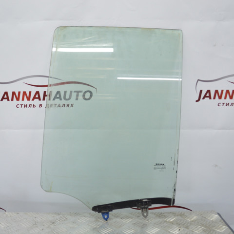 Скло задніх дверей, правих 82300EB320 NISSAN