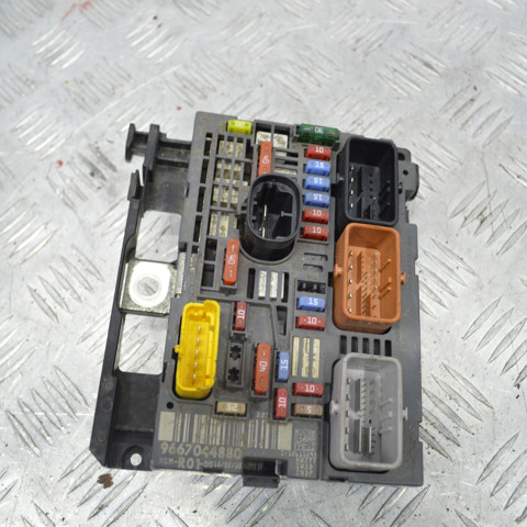 Коробка запобіжників 9667044880 PEUGEOT