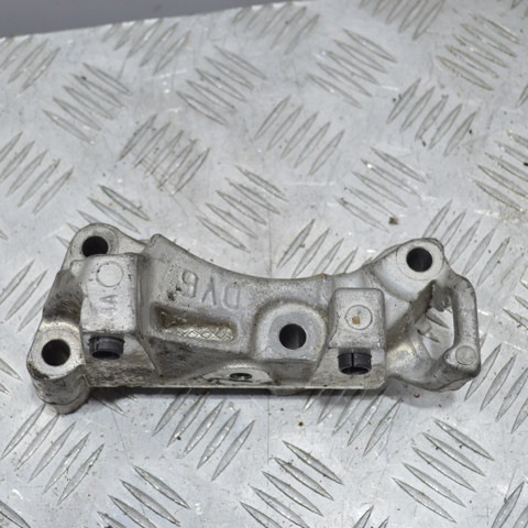Кронштейн подушки (опори) двигуна, правої 9688615780 PEUGEOT