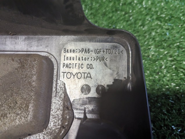 Кришка двигуна декоративна 1120931390 TOYOTA