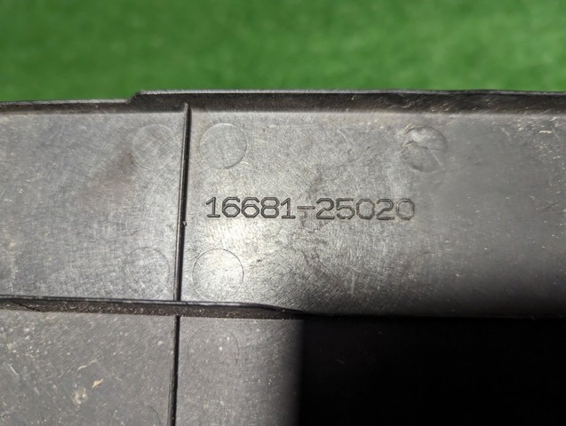 Накладка верхня передній панелі / супорта радіатора 1668125020 TOYOTA