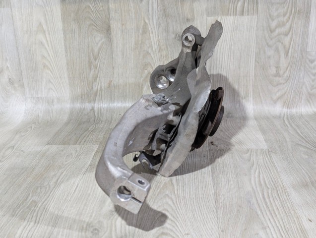 Цапфа передні праві 31216775770 BMW