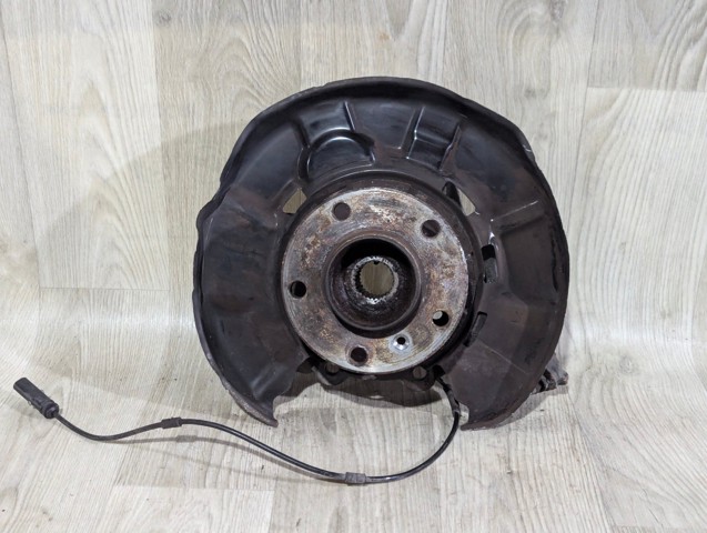 Кулак поворотний лівий 33326792523 BMW