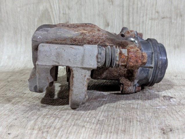 Задній гальмівний супорт лівий 440114CA0B NISSAN