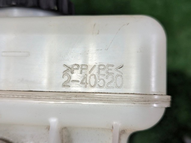 Бачок головного гальмівного циліндру 4722048271 TOYOTA