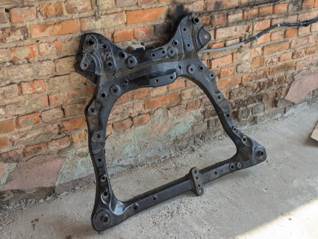 Передня балка 5110042011 TOYOTA
