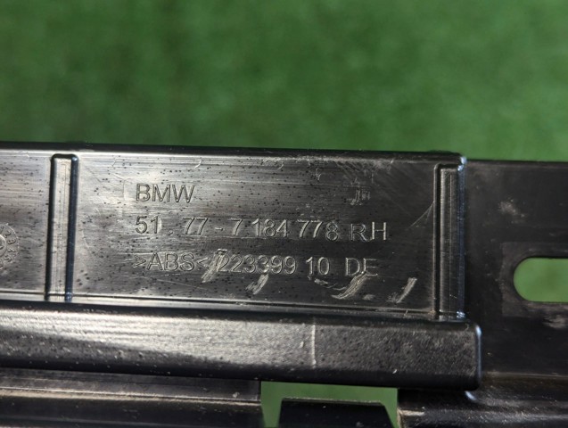 Кронштейн зовнішньої накладки порога правого 51777184778 BMW