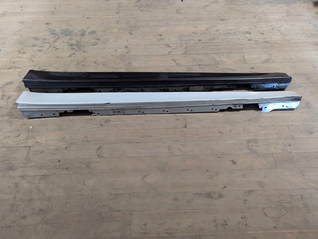 Накладка зовнішня (молдинг) порога, правий 51777256912 BMW
