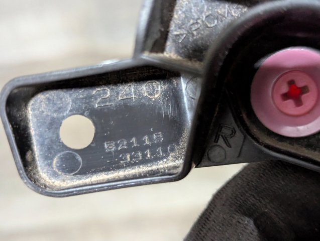 Направляюча переднього бампера, права 5211533110 TOYOTA