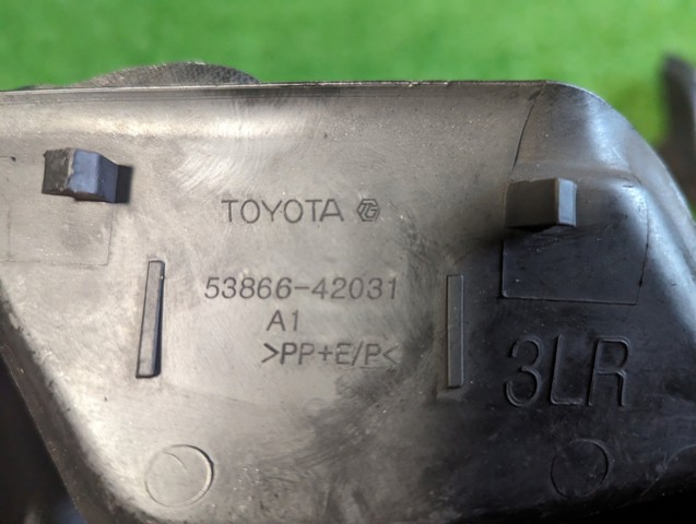 Заглушка жабо збоку 5386642031 TOYOTA