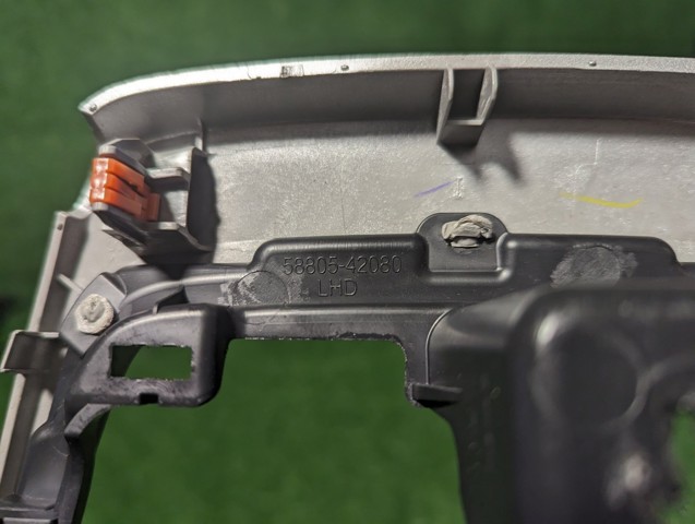 Декоративна накладка центральної консолі 5880542080 TOYOTA