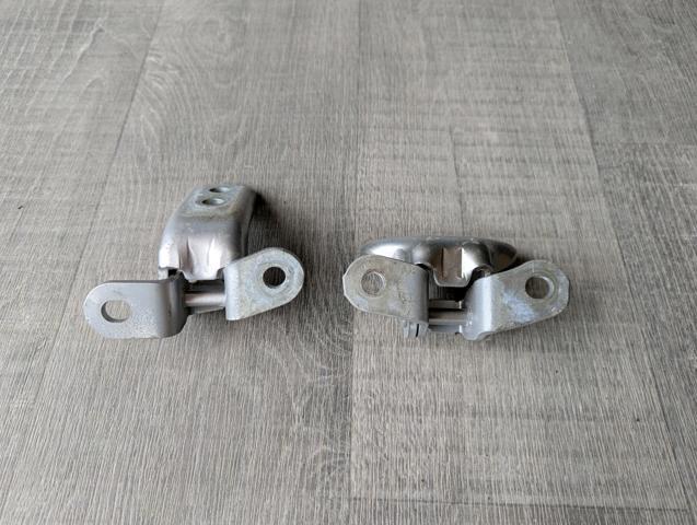 Петля передніх дверей права 6873012120 TOYOTA