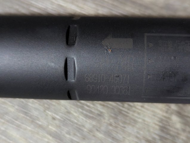 Амортизатор двері п'ятої 6891048071 TOYOTA