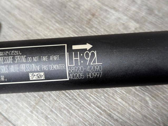 Амортизатор двері п'ятої 6892042090 TOYOTA